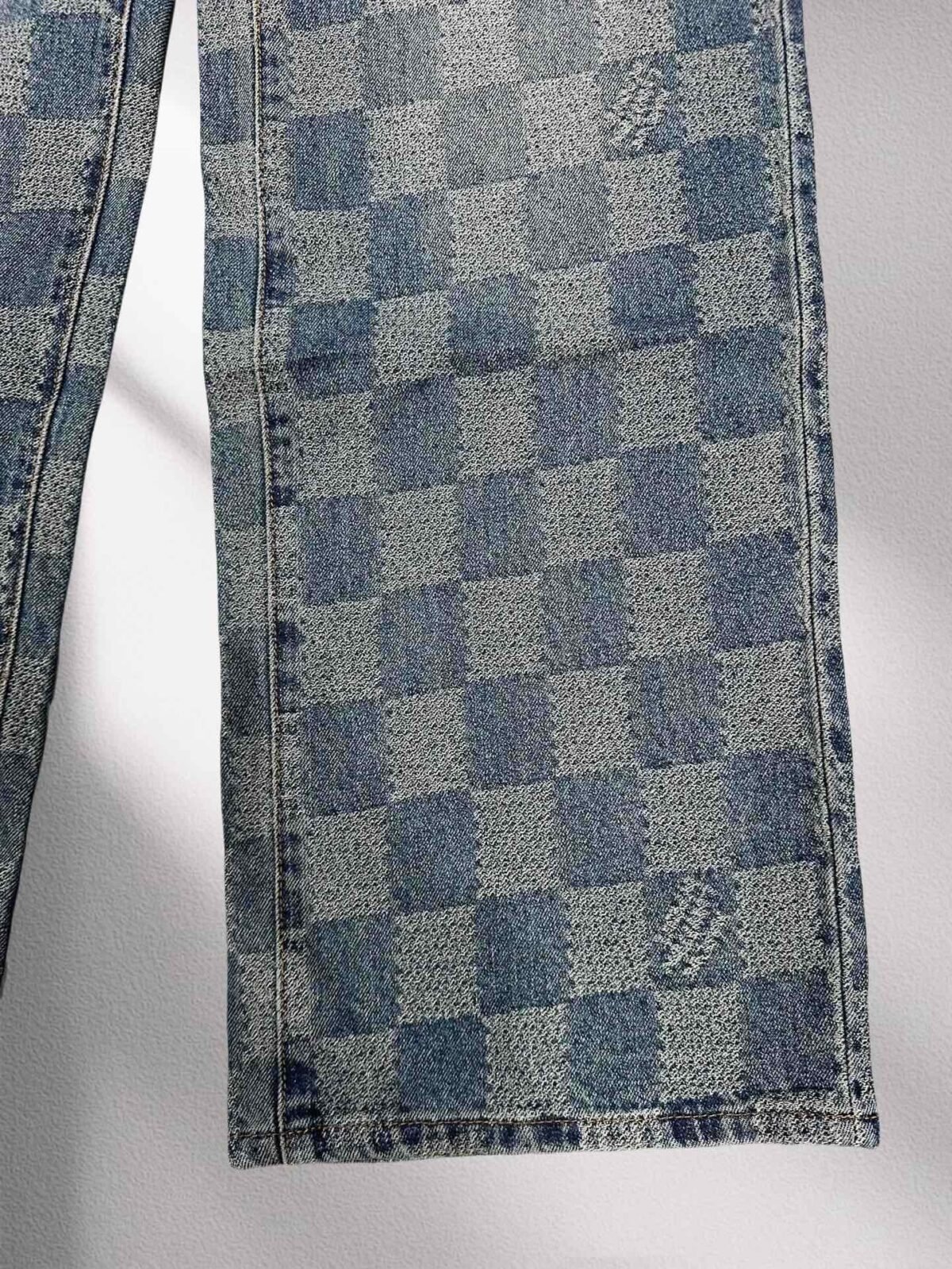 ⁦بنطلون جينز لويس فويتون عصري فضفاض بتصميم فسيفساء منقوش، بنطلون جينز رسمي.⁩ - الصورة ⁦6⁩