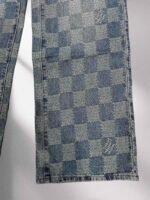 ⁦بنطلون جينز لويس فويتون عصري فضفاض بتصميم فسيفساء منقوش، بنطلون جينز رسمي.⁩ - الصورة ⁦6⁩