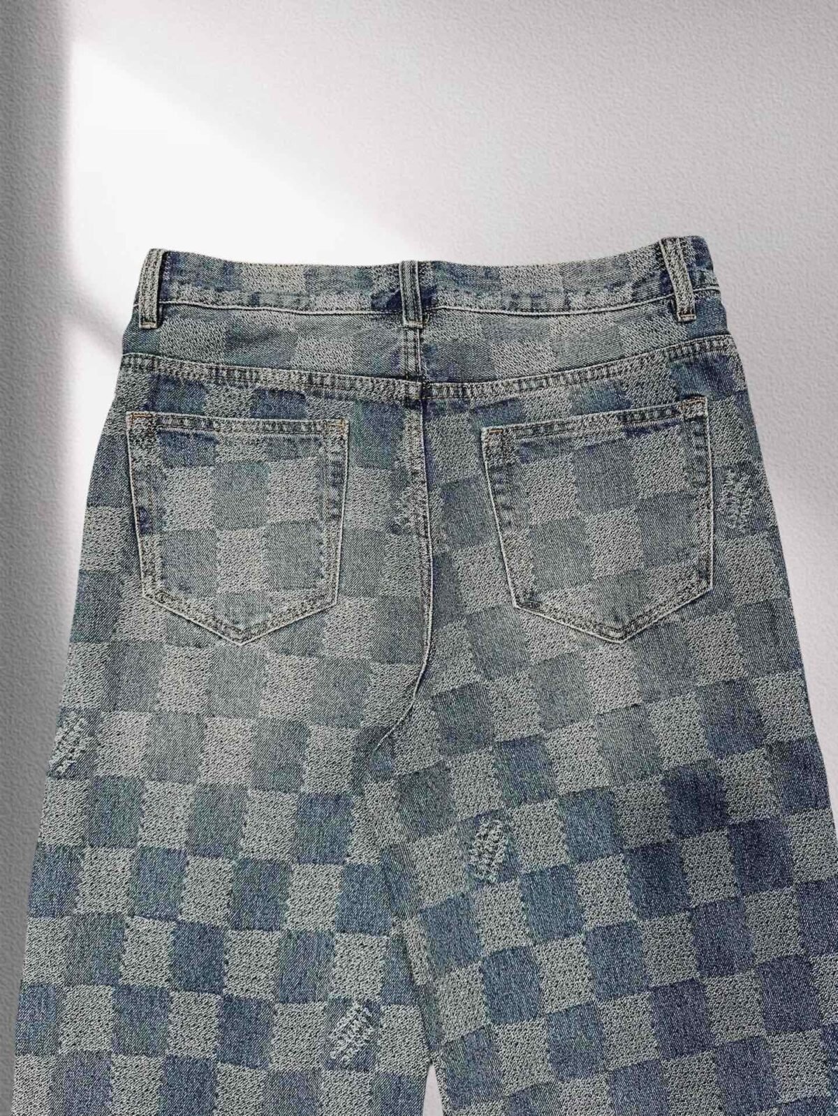 ⁦بنطلون جينز لويس فويتون عصري فضفاض بتصميم فسيفساء منقوش، بنطلون جينز رسمي.⁩ - الصورة ⁦4⁩