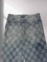 ⁦بنطلون جينز لويس فويتون عصري فضفاض بتصميم فسيفساء منقوش، بنطلون جينز رسمي.⁩ - الصورة ⁦4⁩