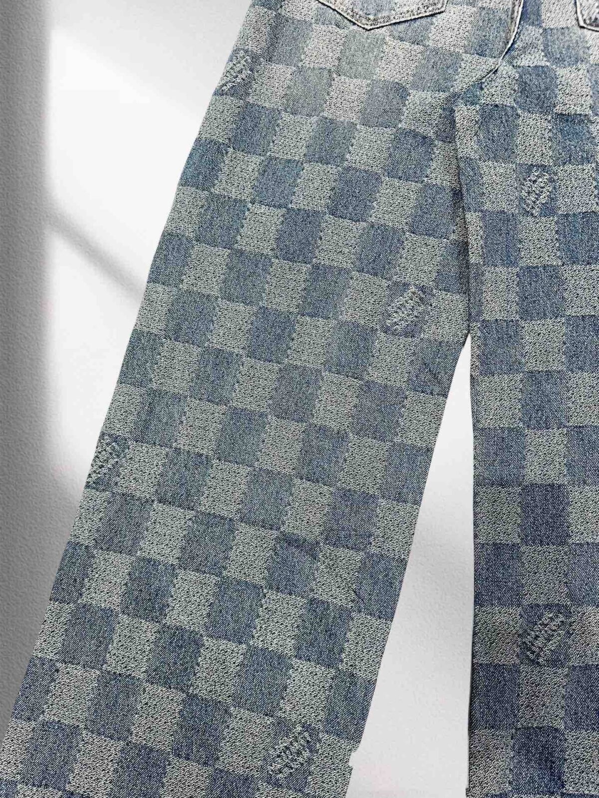 ⁦بنطلون جينز لويس فويتون عصري فضفاض بتصميم فسيفساء منقوش، بنطلون جينز رسمي.⁩ - الصورة ⁦5⁩