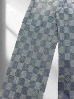 ⁦بنطلون جينز لويس فويتون عصري فضفاض بتصميم فسيفساء منقوش، بنطلون جينز رسمي.⁩ - الصورة ⁦5⁩