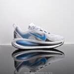 ⁦حذاء NIKE Zoom VOMERO 18⁩ - الصورة ⁦2⁩