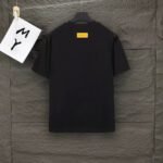 ⁦تيشيرت لويس فويتون الجديد بياقة دائرية وأكمام قصيرة⁩ - الصورة ⁦3⁩