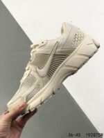 ⁦حذاء Nike Air Zoom Vomero 5⁩ - الصورة ⁦3⁩