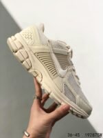 ⁦حذاء Nike Air Zoom Vomero 5⁩ - الصورة ⁦4⁩