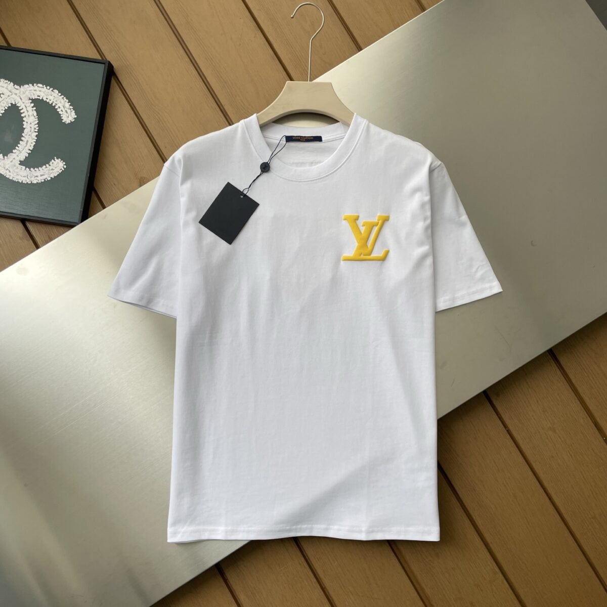 ⁦تيشيرت صيفي مطبوع عليه حروف بأكمام قصيرة من لويس فويتون⁩ - الصورة ⁦2⁩