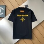 ⁦تيشيرت صيفي مطبوع عليه حروف بأكمام قصيرة من لويس فويتون⁩ - الصورة ⁦3⁩
