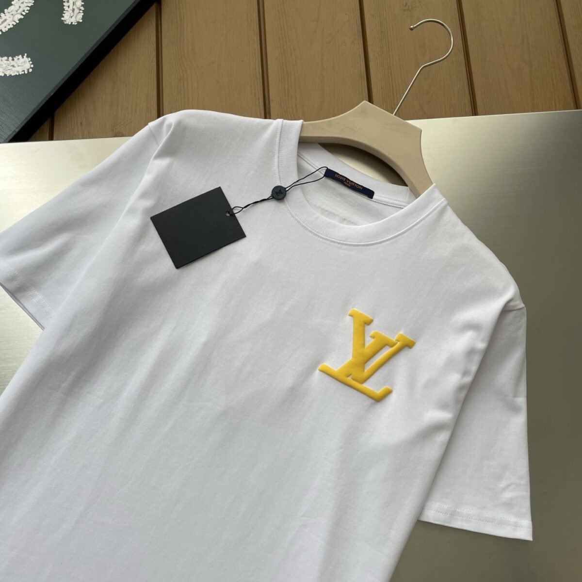 ⁦تيشيرت صيفي مطبوع عليه حروف بأكمام قصيرة من لويس فويتون⁩ - الصورة ⁦4⁩