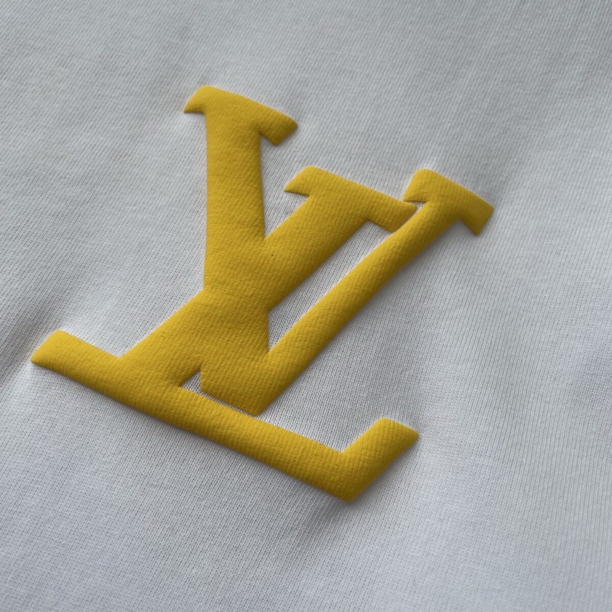 ⁦تيشيرت صيفي مطبوع عليه حروف بأكمام قصيرة من لويس فويتون⁩ - الصورة ⁦6⁩