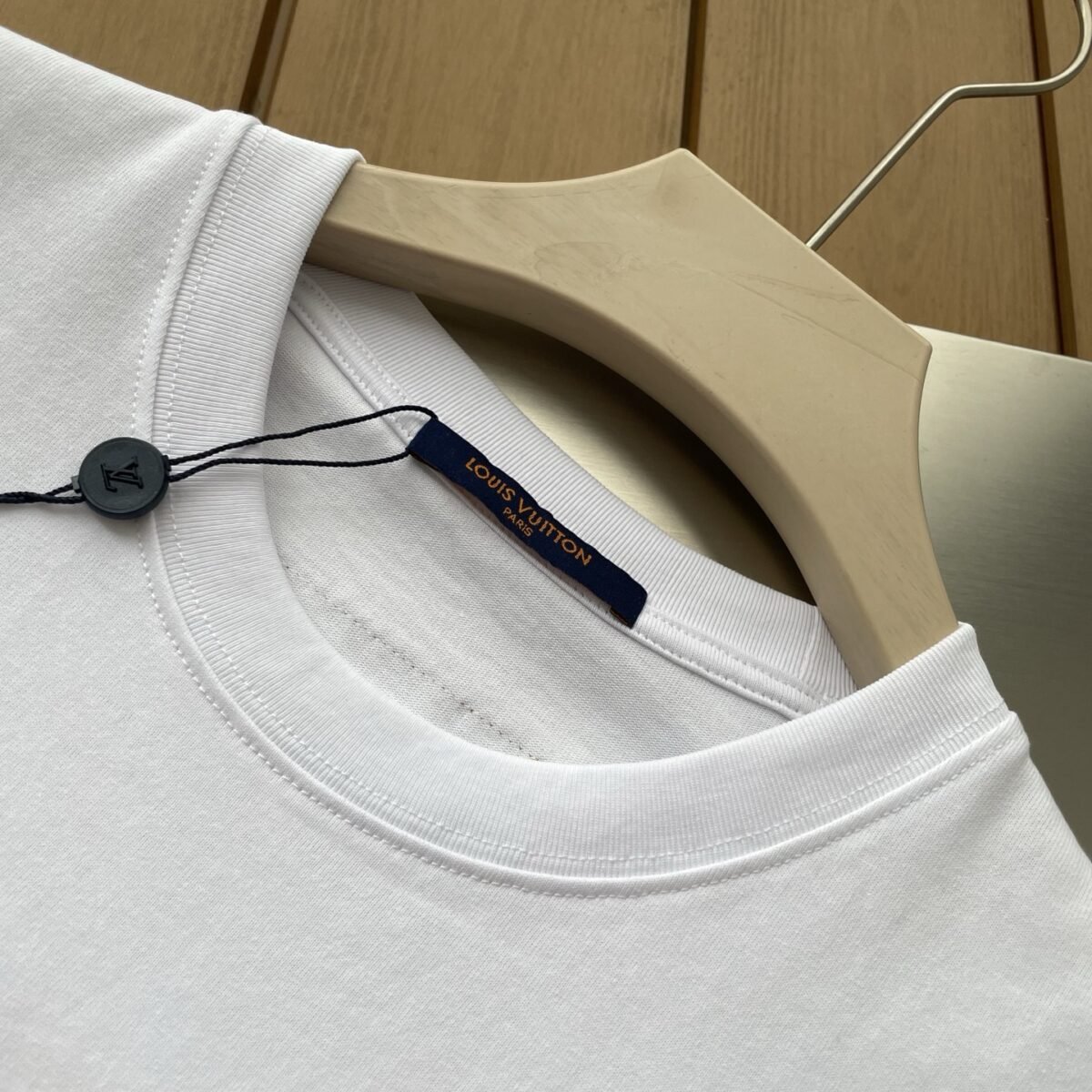 ⁦تيشيرت صيفي مطبوع عليه حروف بأكمام قصيرة من لويس فويتون⁩ - الصورة ⁦7⁩