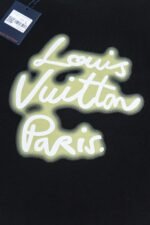 ⁦تيشيرت لويس فويتون بأكمام قصيرة، مناسب للرجال والنساء، مناسب لجميع المناسبات.⁩ - الصورة ⁦5⁩