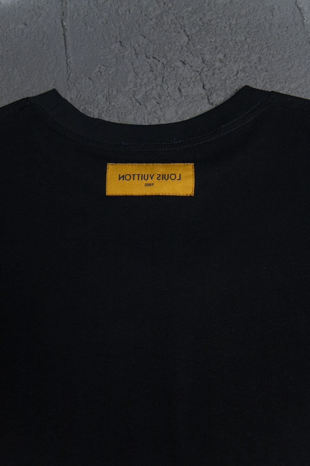 ⁦تيشيرت لويس فويتون بأكمام قصيرة، مناسب للرجال والنساء، مناسب لجميع المناسبات.⁩ - الصورة ⁦6⁩