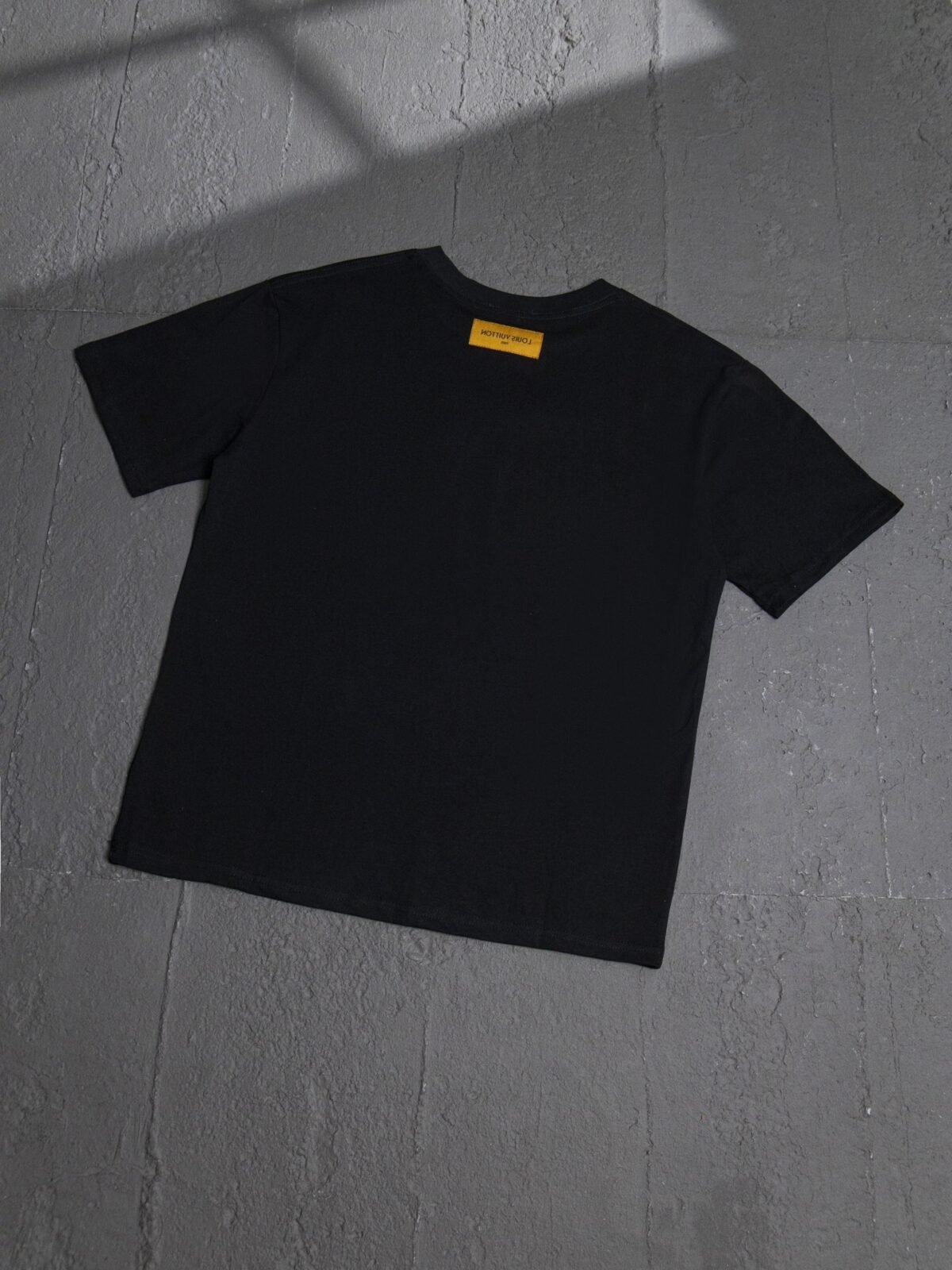 ⁦تيشيرت لويس فويتون بأكمام قصيرة، مناسب للرجال والنساء، مناسب لجميع المناسبات.⁩ - الصورة ⁦3⁩