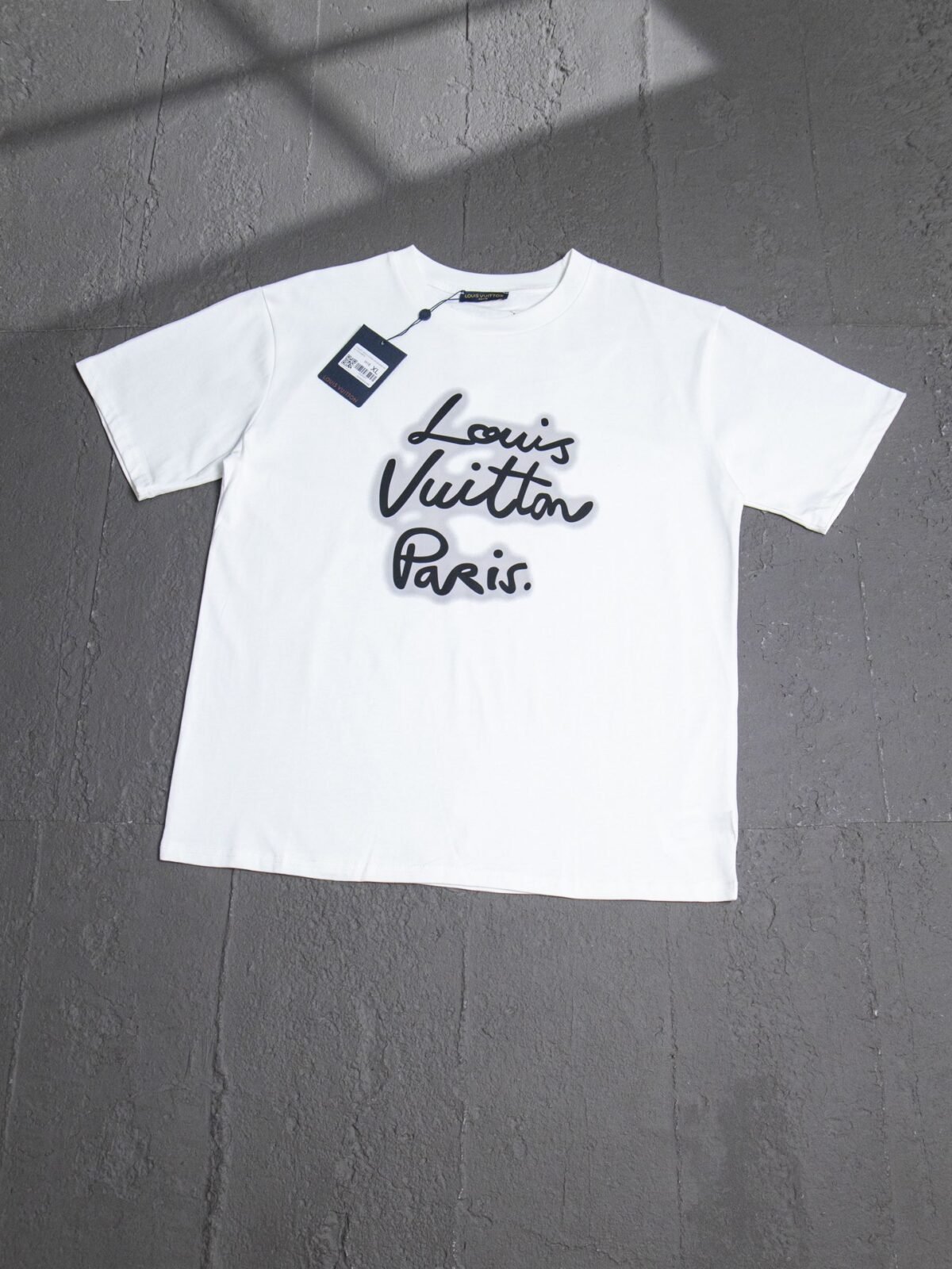 ⁦تيشيرت لويس فويتون بأكمام قصيرة، مناسب للرجال والنساء، مناسب لجميع المناسبات.⁩ - الصورة ⁦2⁩