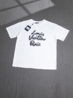 ⁦تيشيرت لويس فويتون بأكمام قصيرة، مناسب للرجال والنساء، مناسب لجميع المناسبات.⁩ - الصورة ⁦2⁩