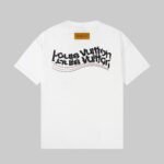 ⁦تيشيرت لويس فويتون بأكمام قصيرة، مطبوع عليه نقشة من الأمام والخلف⁩ - الصورة ⁦2⁩