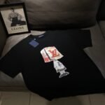 تيشيرت لويس فويتون قصير الأكمام بطبعة شخصية كرتونية