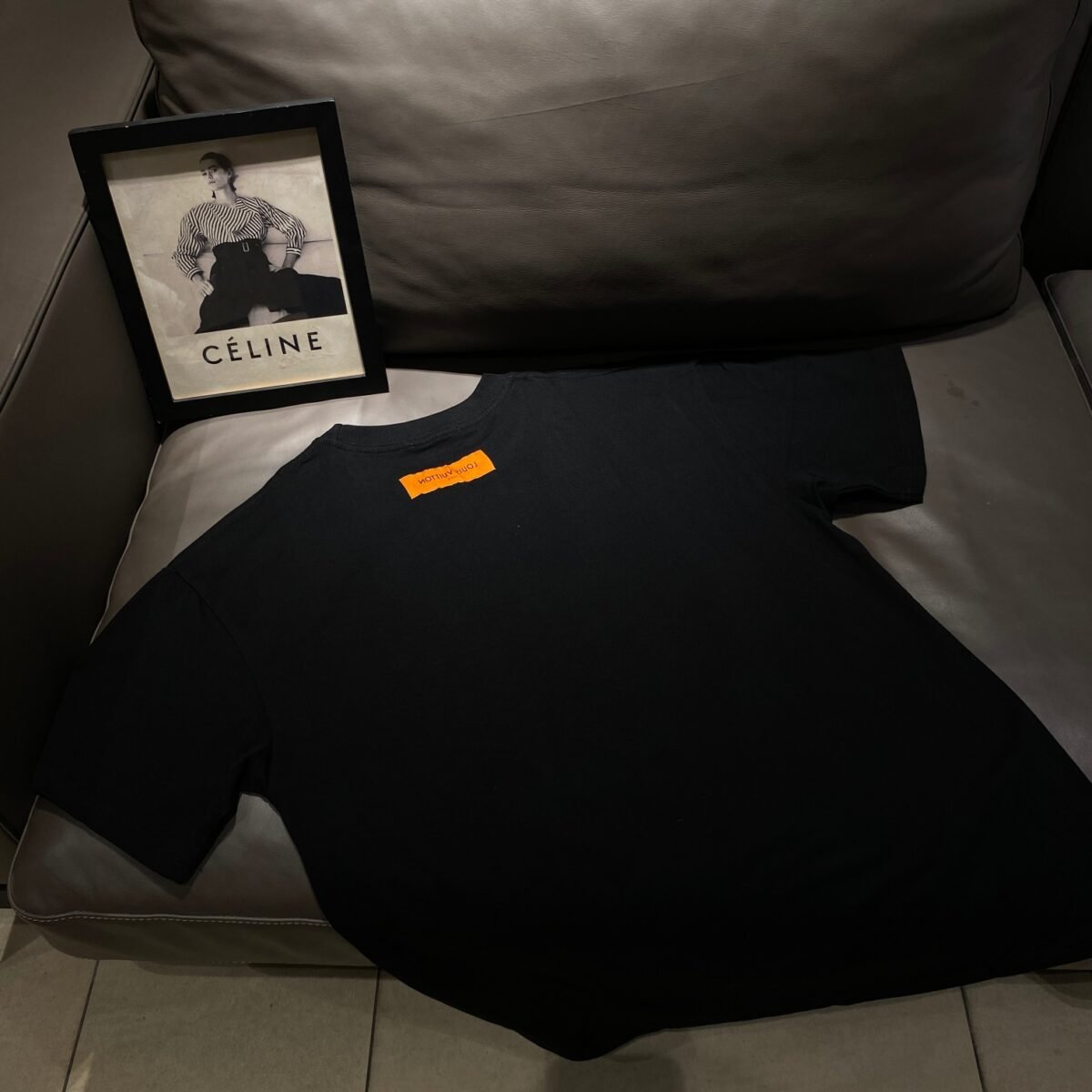 ⁦تيشيرت لويس فويتون قصير الأكمام بطبعة شخصية كرتونية⁩ - الصورة ⁦3⁩