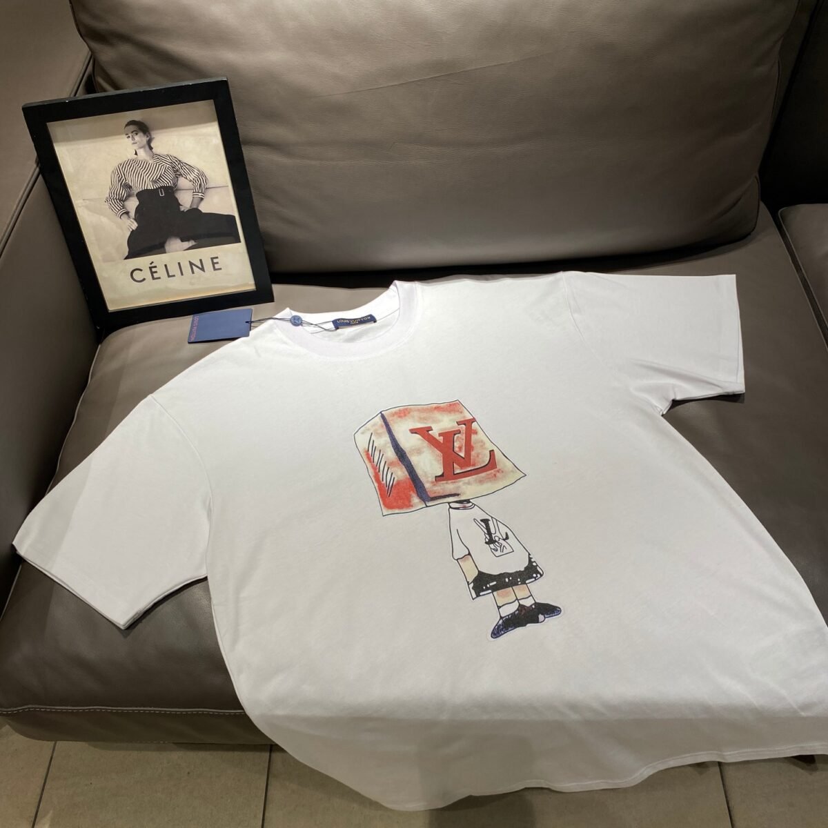 ⁦تيشيرت لويس فويتون قصير الأكمام بطبعة شخصية كرتونية⁩ - الصورة ⁦2⁩