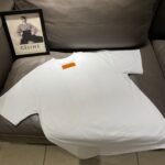 ⁦تيشيرت لويس فويتون قصير الأكمام بطبعة شخصية كرتونية⁩ - الصورة ⁦4⁩