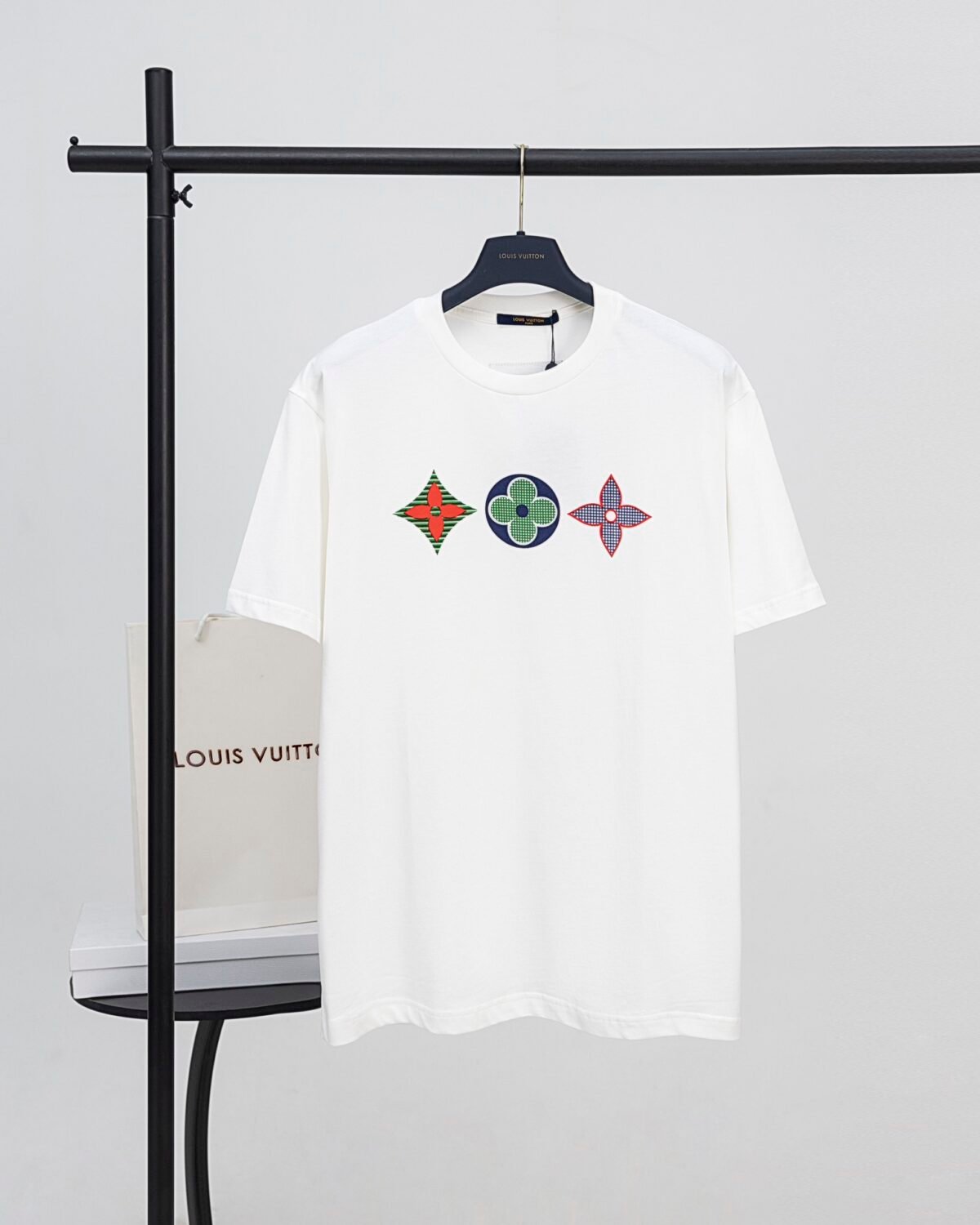 wsxc1748821499455_0 تيشيرت لويس فويتون بأكمام قصيرة مطبوع عليه ثلاث زهور - الصورة 1