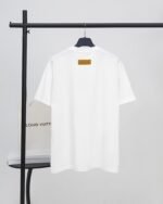 ⁦تيشيرت لويس فويتون بأكمام قصيرة مطبوع عليه ثلاث زهور⁩ - الصورة ⁦2⁩