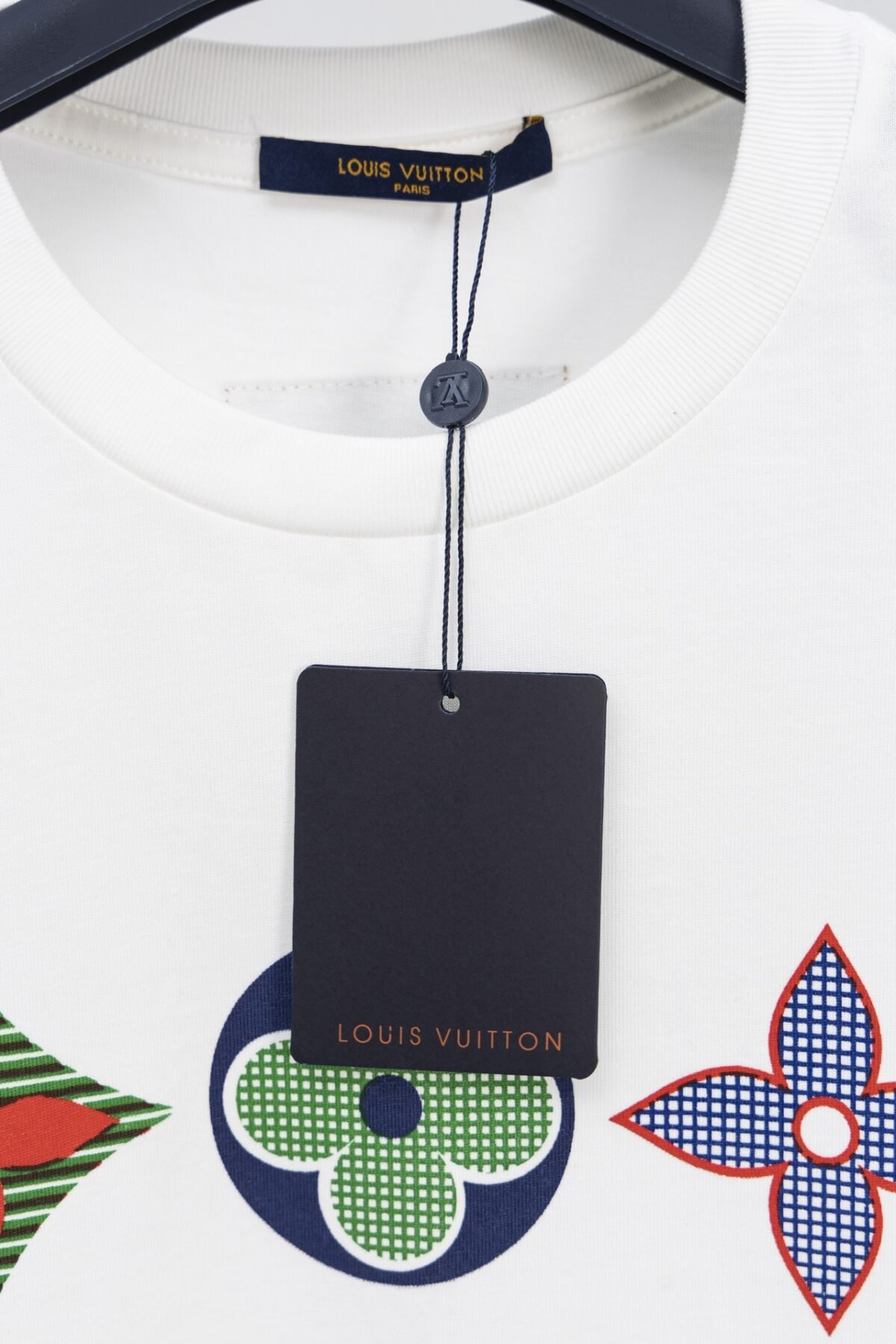 ⁦تيشيرت لويس فويتون بأكمام قصيرة مطبوع عليه ثلاث زهور⁩ - الصورة ⁦5⁩