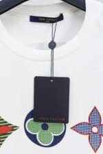 ⁦تيشيرت لويس فويتون بأكمام قصيرة مطبوع عليه ثلاث زهور⁩ - الصورة ⁦5⁩