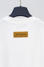 ⁦تيشيرت لويس فويتون بأكمام قصيرة مطبوع عليه ثلاث زهور⁩ - الصورة ⁦4⁩