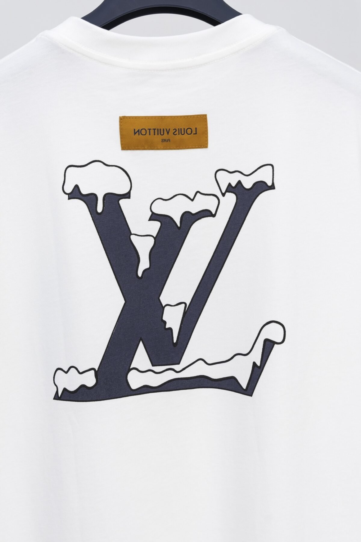 ⁦تيشيرت لويس فويتون سنو ماونتن سنو توب بأكمام قصيرة وطبعة حروف⁩ - الصورة ⁦4⁩