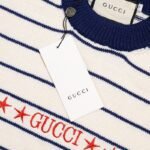 ⁦سترة غوتشي الكلاسيكية المخططة، بياقة دائرية، من الجاكار⁩ - الصورة ⁦3⁩