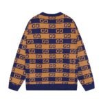 ⁦سترة غوتشي مخططة بنقشة جاكار مزدوجة G باللونين الأزرق والبني وياقة دائرية⁩ - الصورة ⁦2⁩