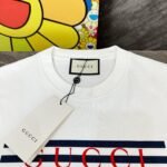 ⁦تيشيرت غوتشي الجديد بياقة دائرية وأكمام قصيرة، مطبوع عليه خطوط مرساة.⁩ - الصورة ⁦3⁩