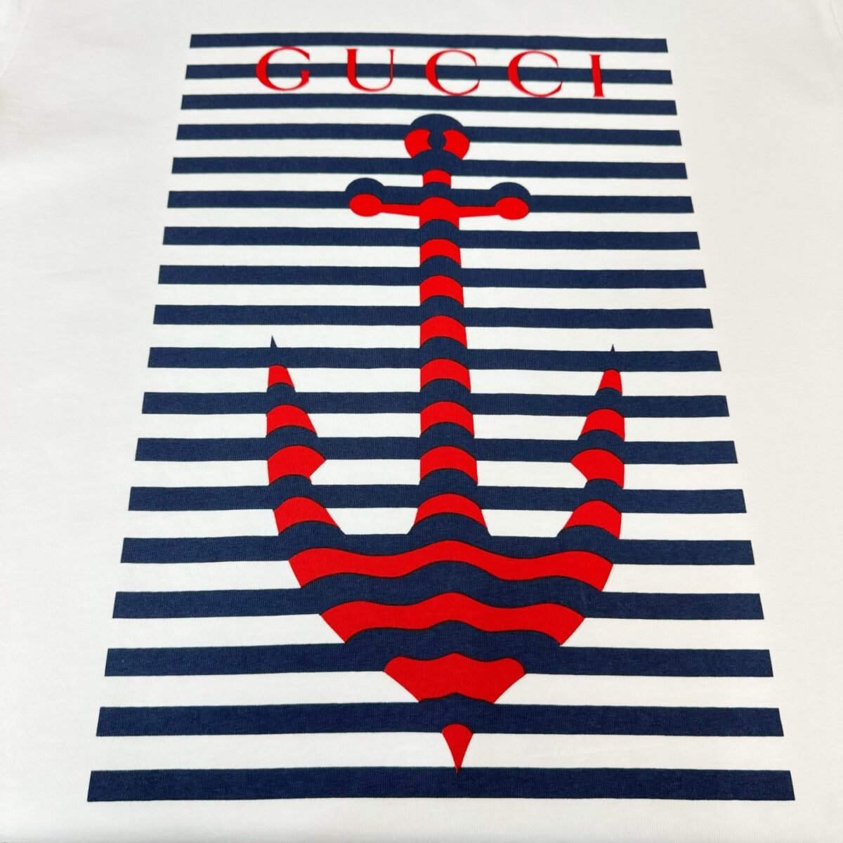 ⁦تيشيرت غوتشي الجديد بياقة دائرية وأكمام قصيرة، مطبوع عليه خطوط مرساة.⁩ - الصورة ⁦2⁩