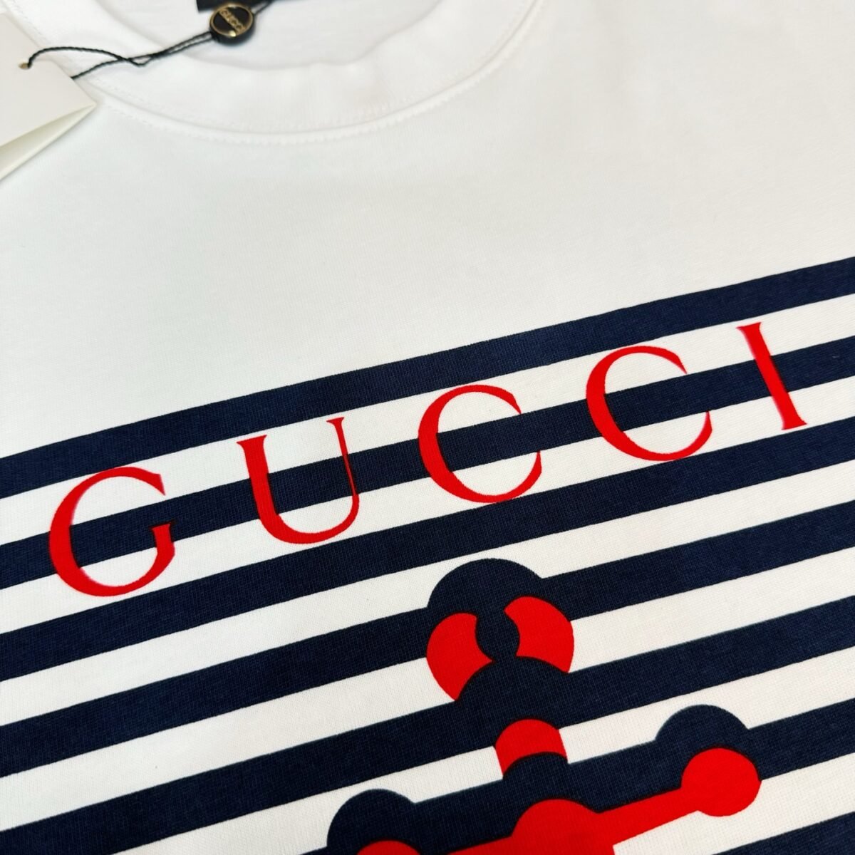 ⁦تيشيرت غوتشي الجديد بياقة دائرية وأكمام قصيرة، مطبوع عليه خطوط مرساة.⁩ - الصورة ⁦4⁩