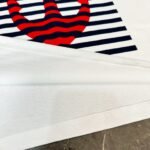 ⁦تيشيرت غوتشي الجديد بياقة دائرية وأكمام قصيرة، مطبوع عليه خطوط مرساة.⁩ - الصورة ⁦5⁩