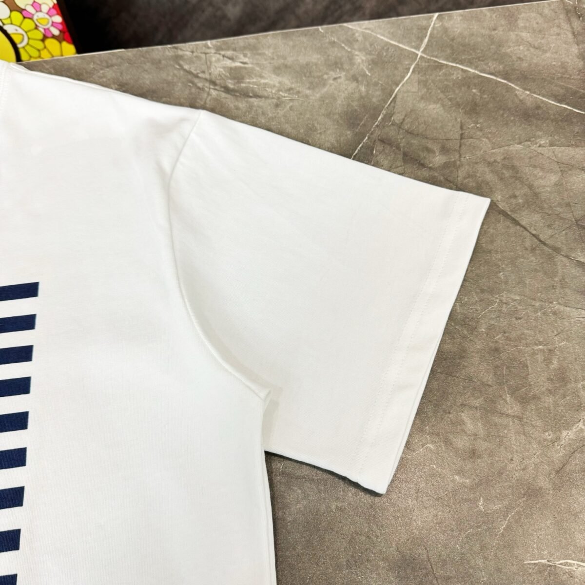 ⁦تيشيرت غوتشي الجديد بياقة دائرية وأكمام قصيرة، مطبوع عليه خطوط مرساة.⁩ - الصورة ⁦6⁩