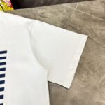 ⁦تيشيرت غوتشي الجديد بياقة دائرية وأكمام قصيرة، مطبوع عليه خطوط مرساة.⁩ - الصورة ⁦6⁩