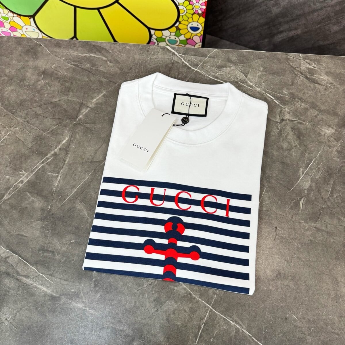 ⁦تيشيرت غوتشي الجديد بياقة دائرية وأكمام قصيرة، مطبوع عليه خطوط مرساة.⁩ - الصورة ⁦7⁩
