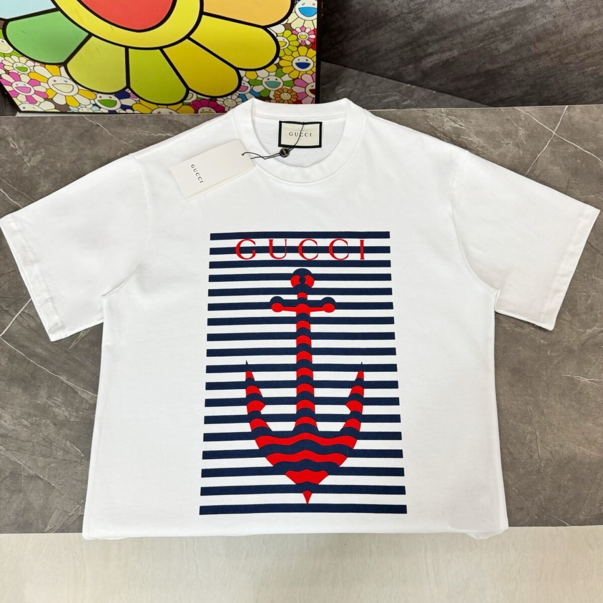 ⁦تيشيرت غوتشي الجديد بياقة دائرية وأكمام قصيرة، مطبوع عليه خطوط مرساة.⁩ - الصورة ⁦1⁩