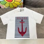 تيشيرت غوتشي الجديد بياقة دائرية وأكمام قصيرة، مطبوع عليه خطوط مرساة.