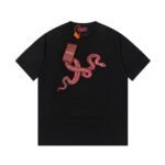 ⁦تيشيرت غوتشي بأكمام قصيرة.⁩ - الصورة ⁦2⁩