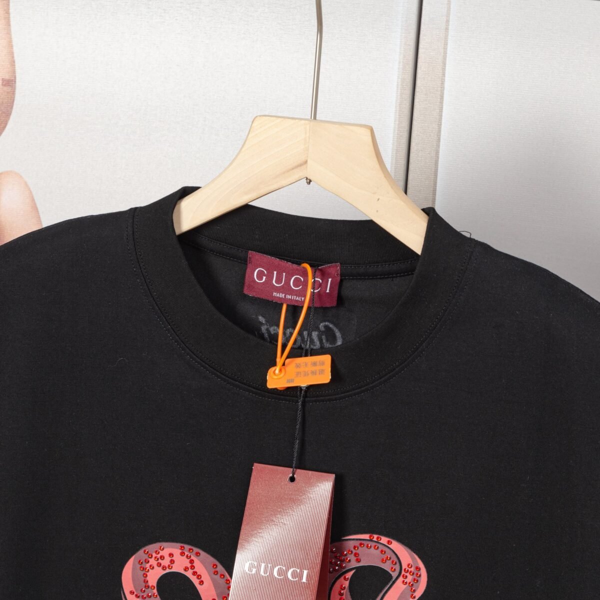 ⁦تيشيرت غوتشي بأكمام قصيرة.⁩ - الصورة ⁦5⁩