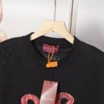 ⁦تيشيرت غوتشي بأكمام قصيرة.⁩ - الصورة ⁦5⁩