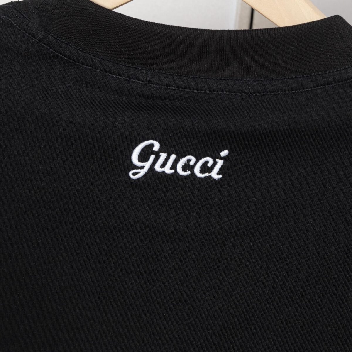 ⁦تيشيرت غوتشي بأكمام قصيرة.⁩ - الصورة ⁦8⁩