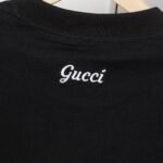 ⁦تيشيرت غوتشي بأكمام قصيرة.⁩ - الصورة ⁦8⁩