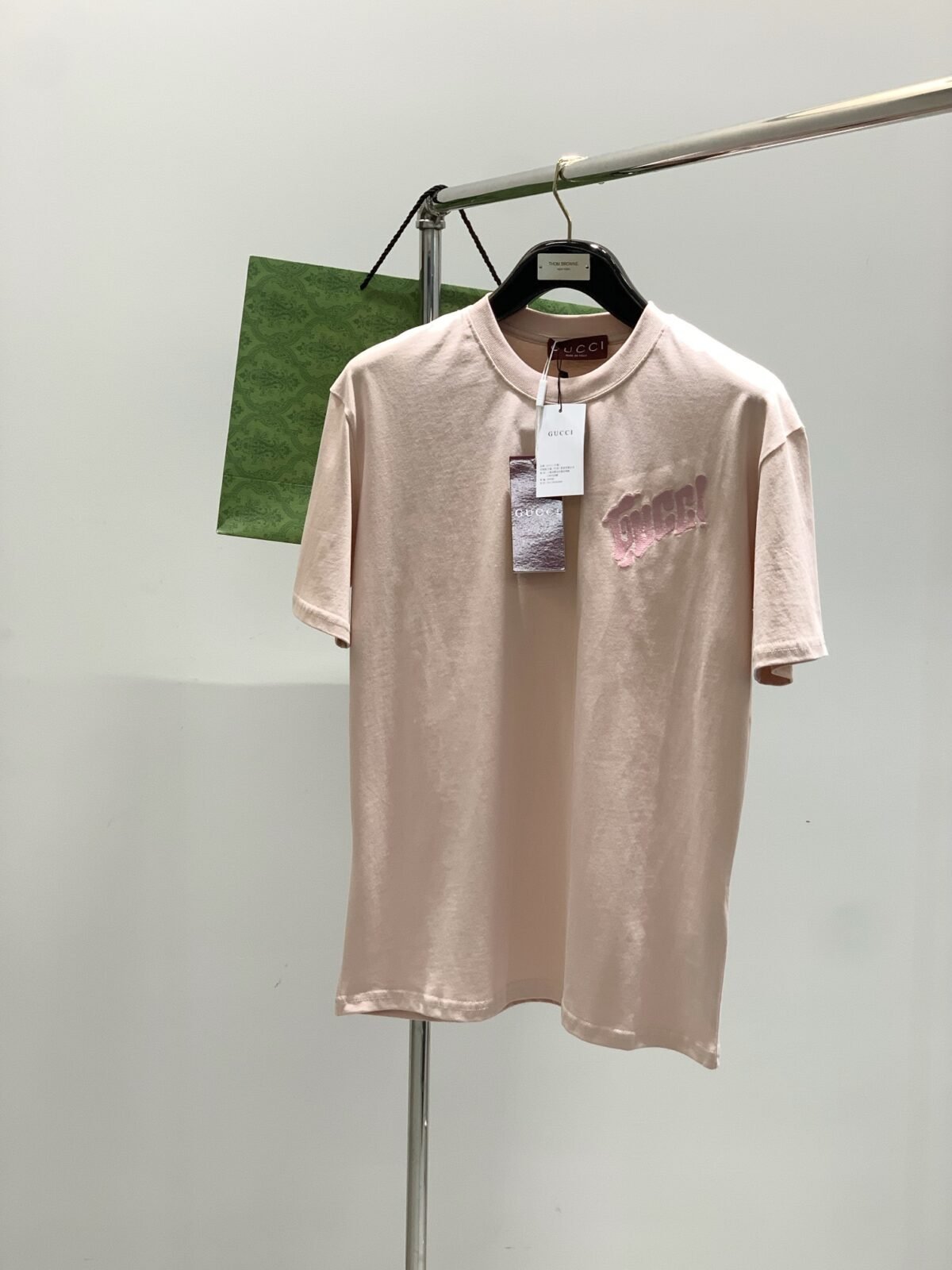 ⁦تيشيرت غوتشي عصري وعملي بياقة دائرية وأكمام قصيرة.⁩ - الصورة ⁦1⁩