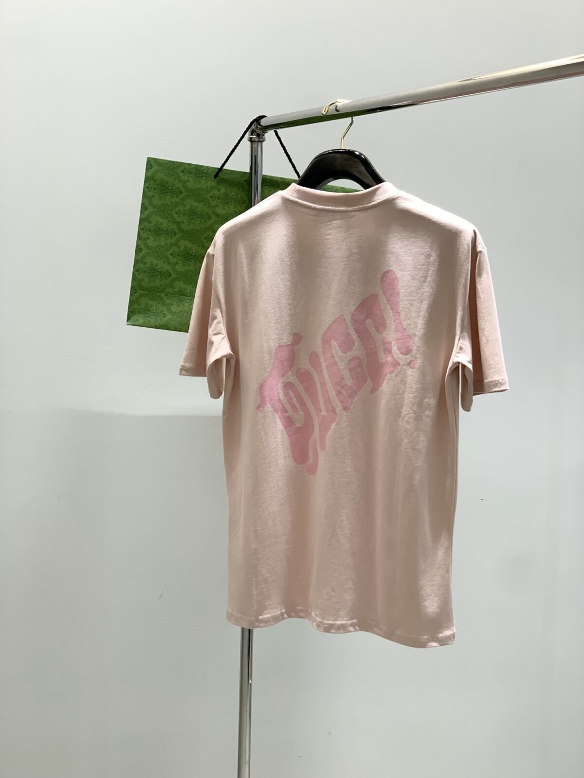 ⁦تيشيرت غوتشي عصري وعملي بياقة دائرية وأكمام قصيرة.⁩ - الصورة ⁦3⁩