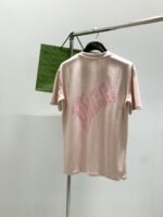 ⁦تيشيرت غوتشي عصري وعملي بياقة دائرية وأكمام قصيرة.⁩ - الصورة ⁦3⁩